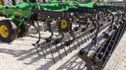 2230LL Level-Lift™ Field Cultivator