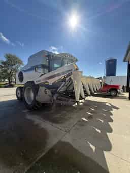 2015 Gleaner 3000-R8 Image