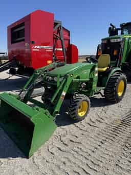 2015 John Deere 2032R Image