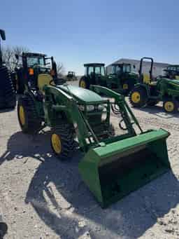 2015 John Deere 2032R Image