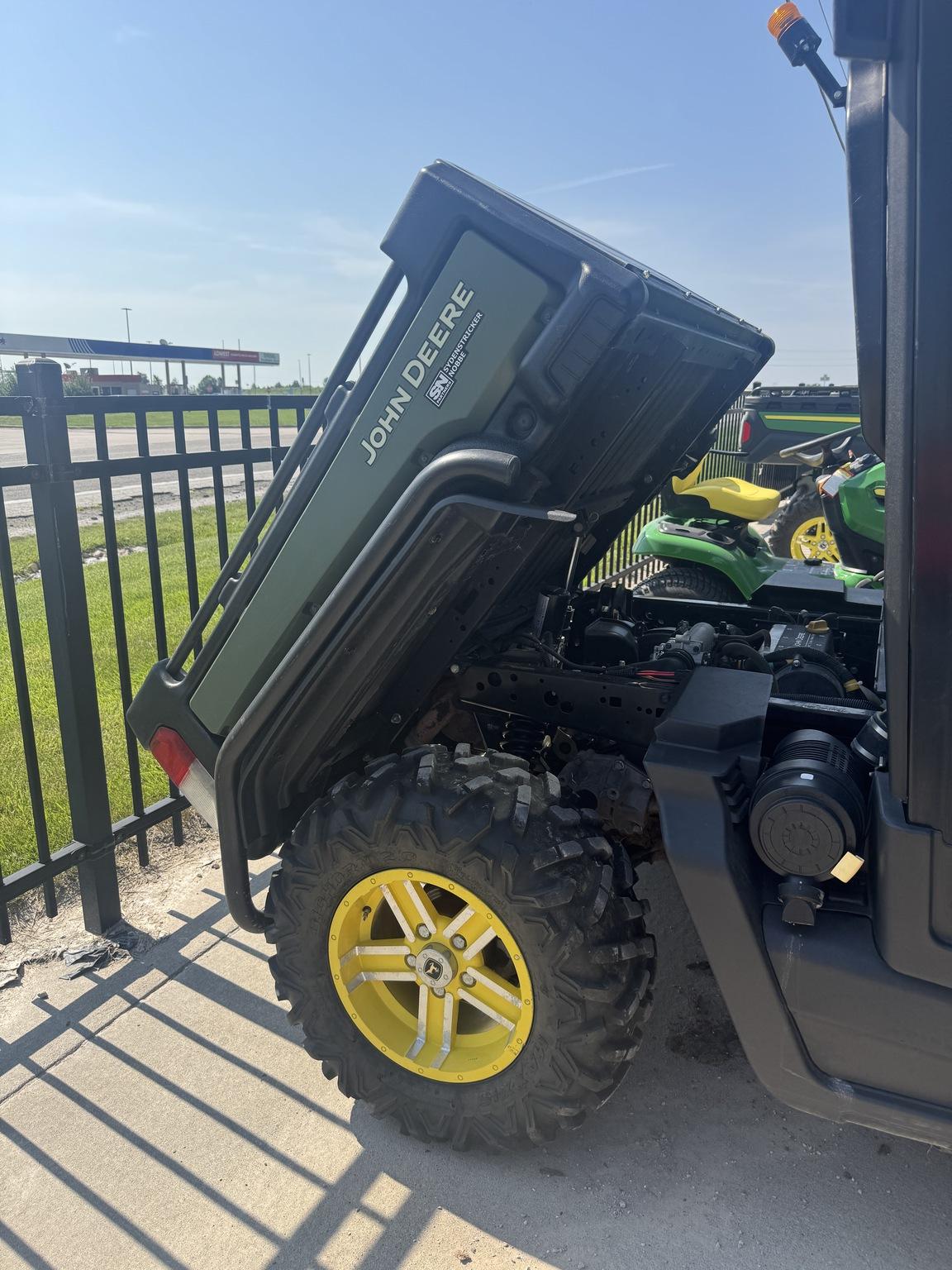 2024 John Deere XUV 835R Image