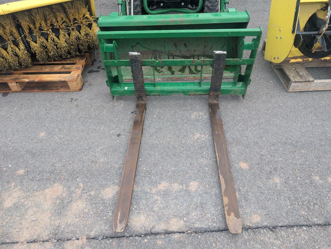 2015 John Deere 1025R Image
