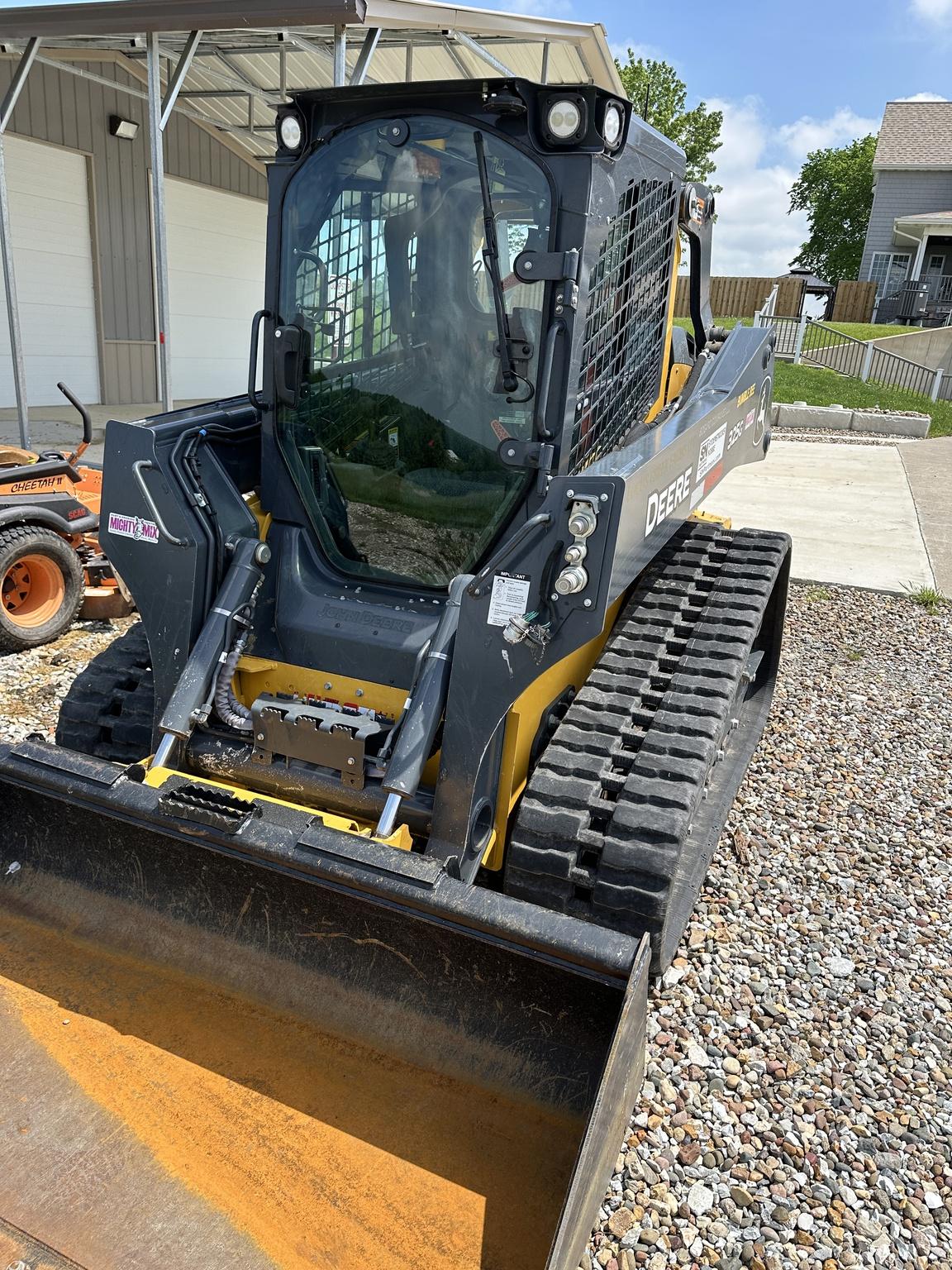 2022 John Deere 325G Image
