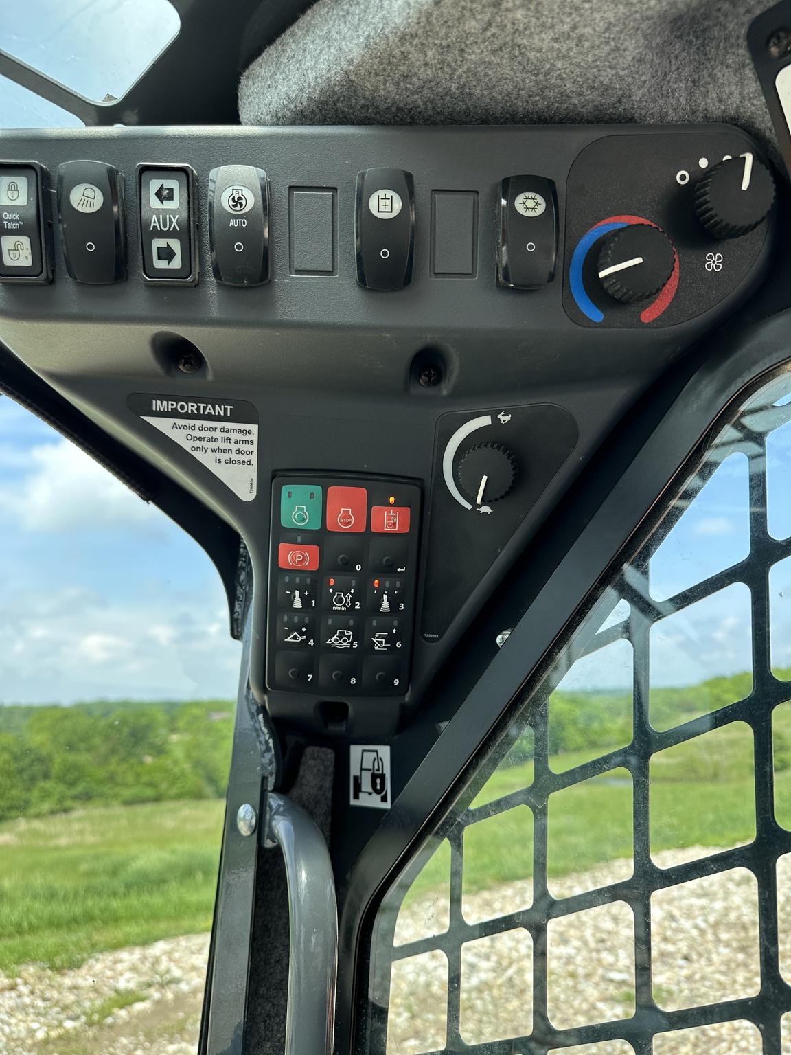 2022 John Deere 325G Image