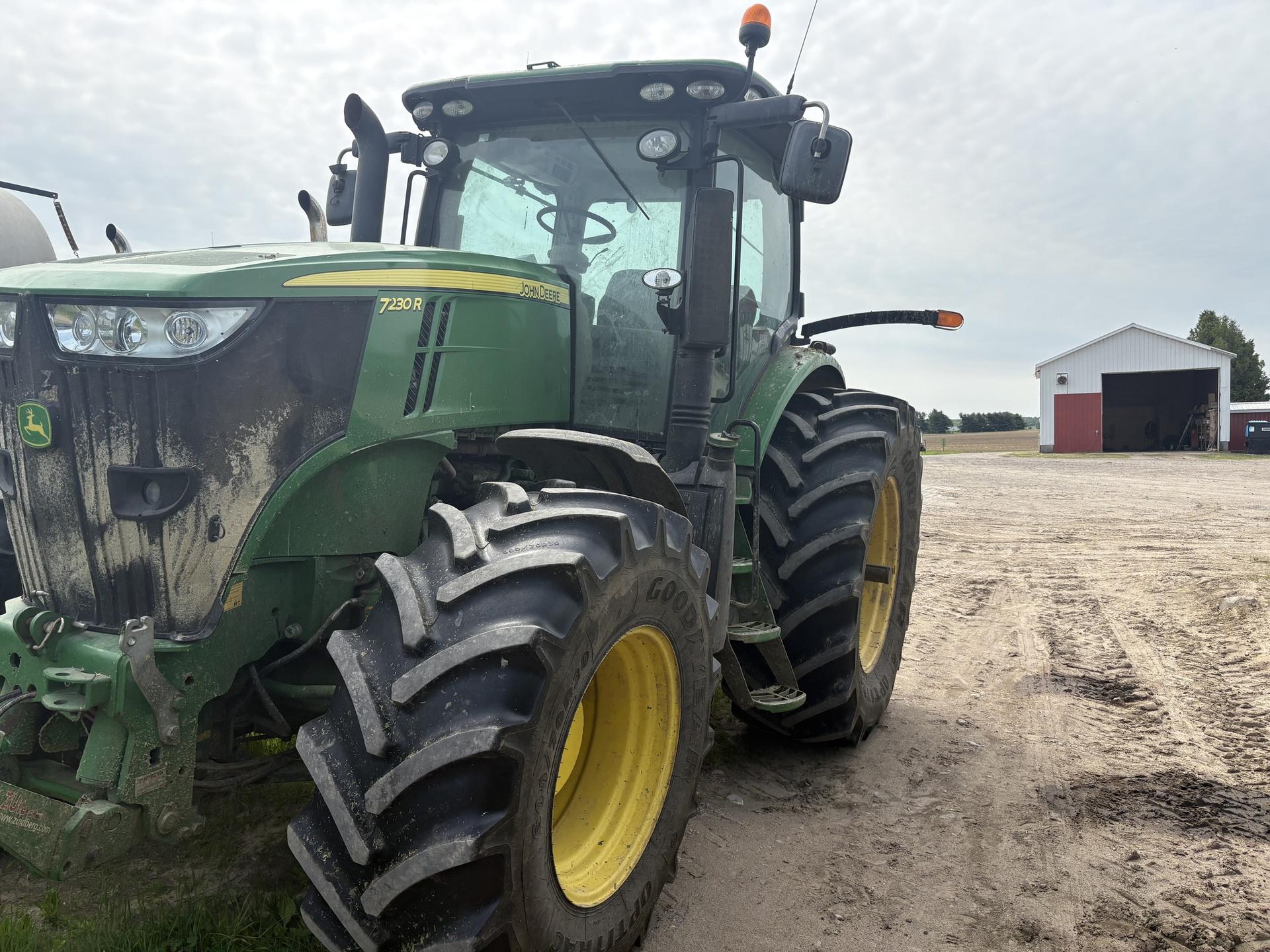 2013 John Deere 7230R Image