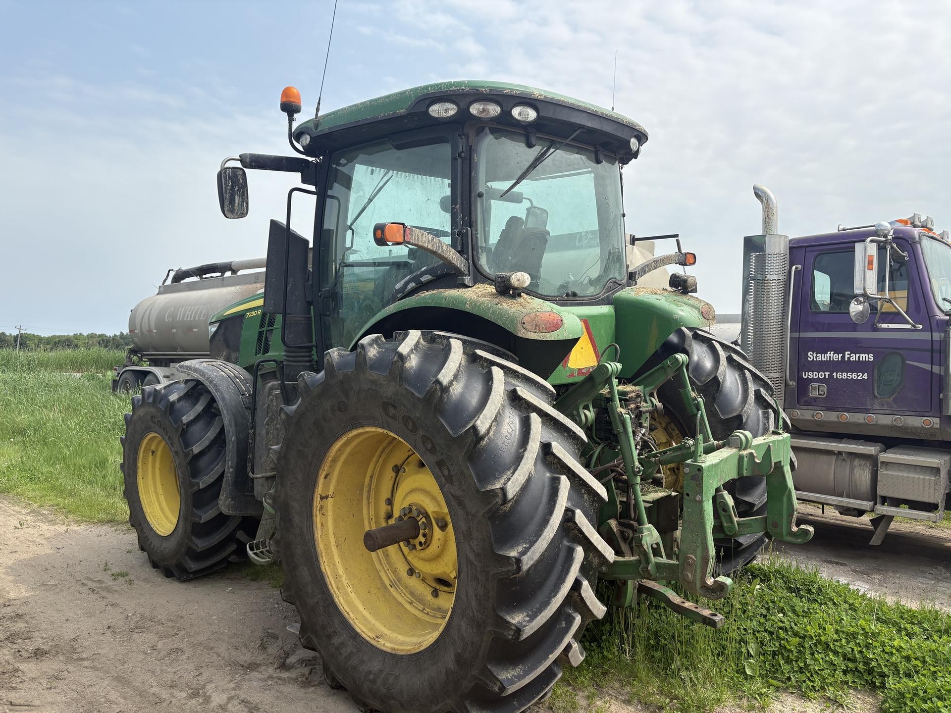 2013 John Deere 7230R Image
