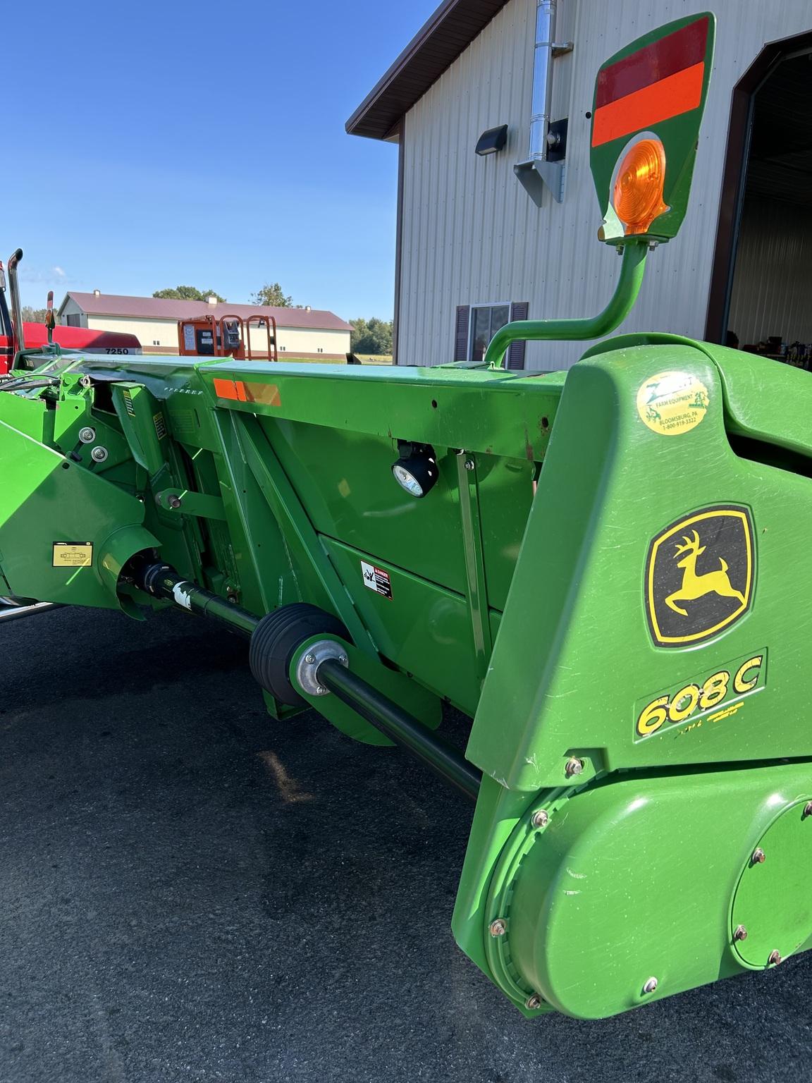 2010 John Deere 608C Image