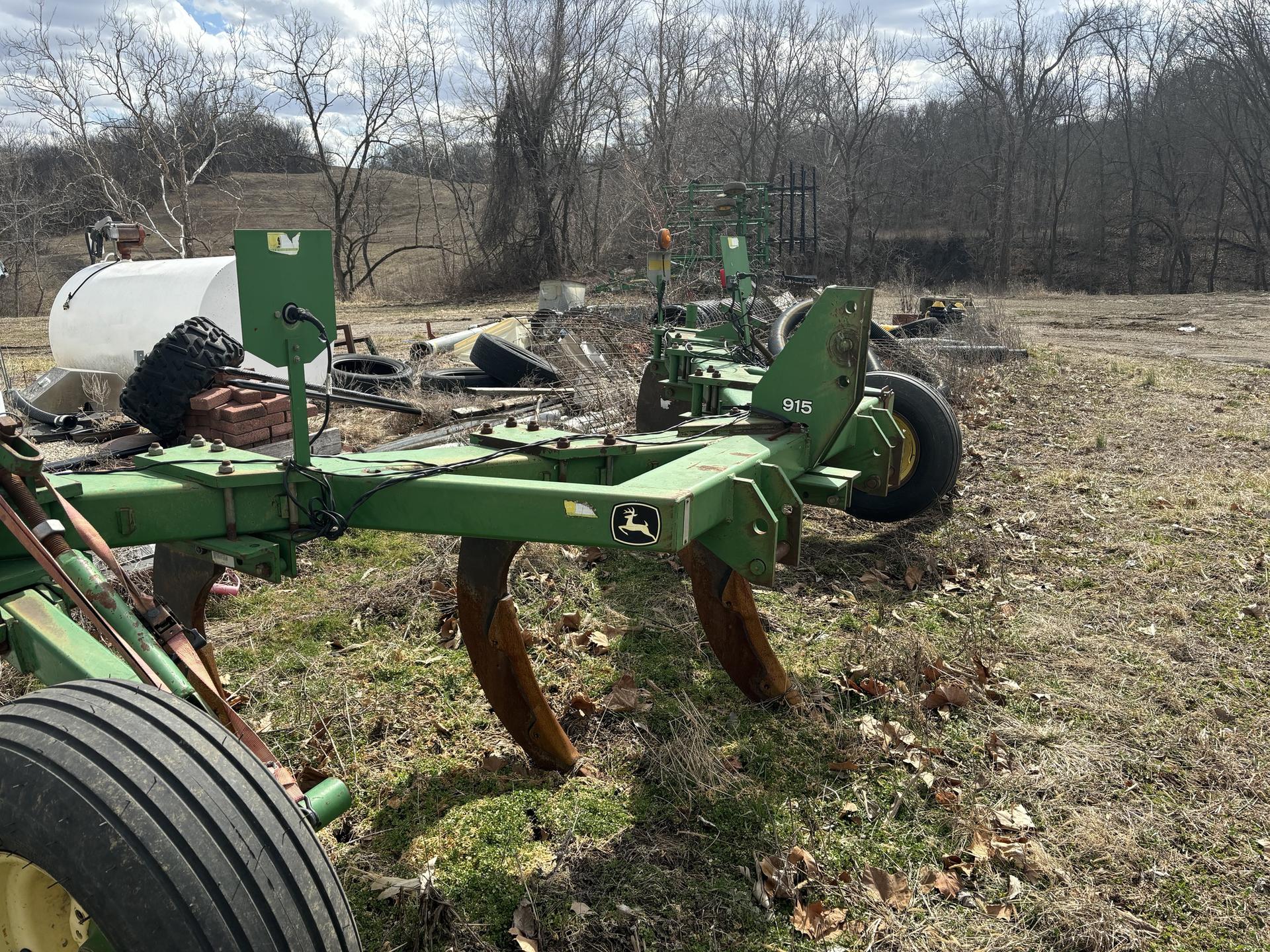 2002 John Deere 915 Image