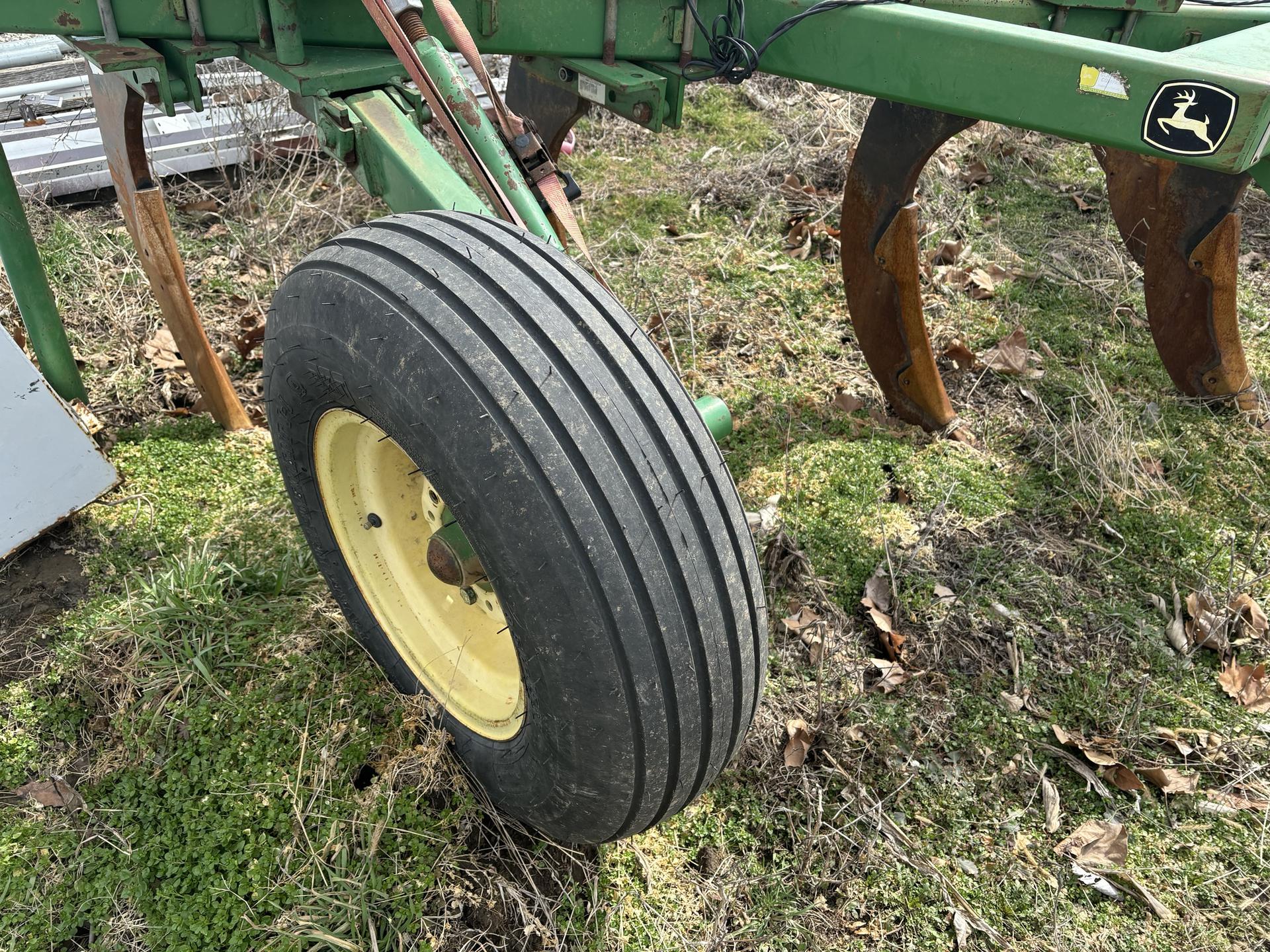 2002 John Deere 915 Image