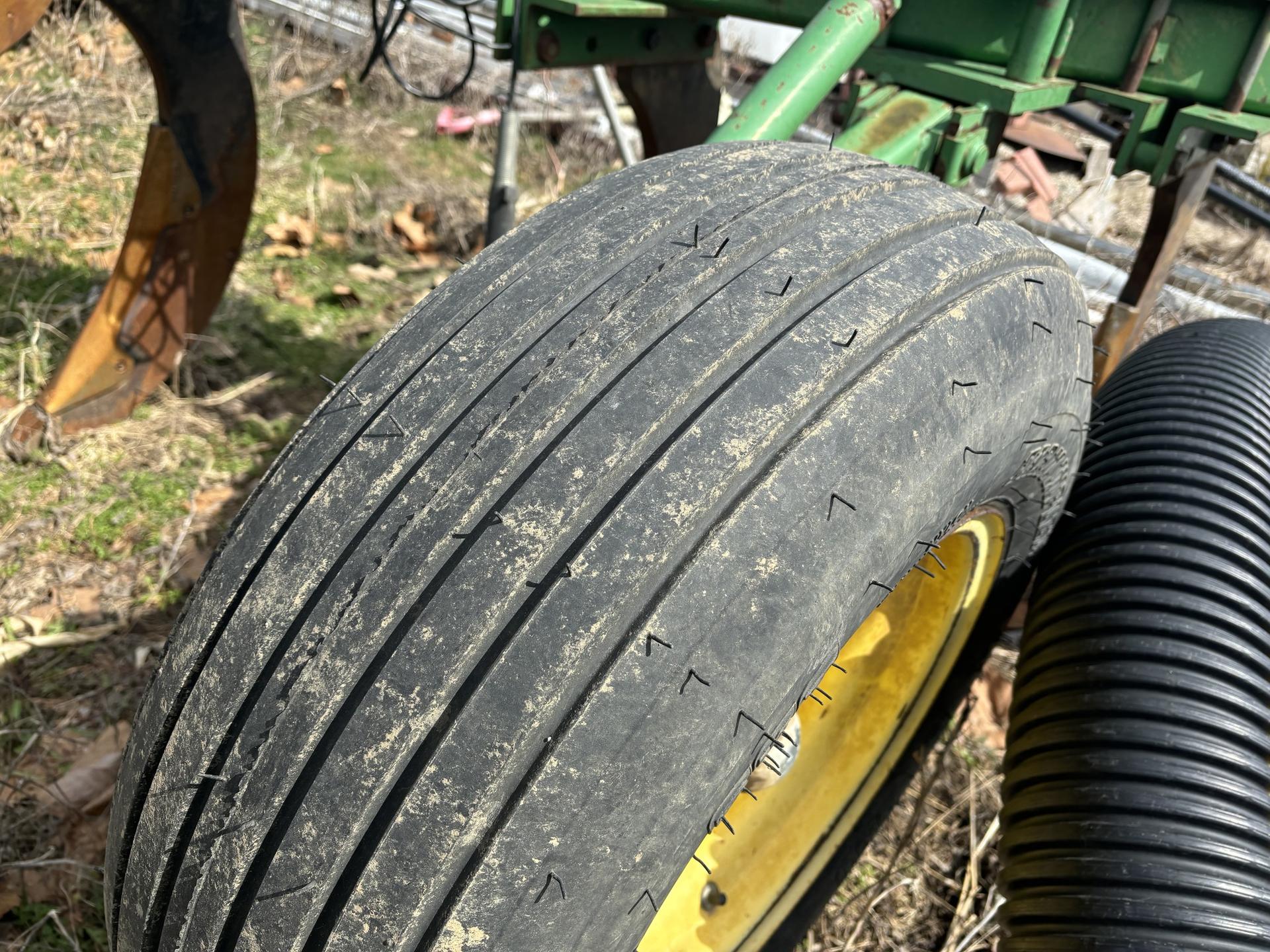 2002 John Deere 915 Image