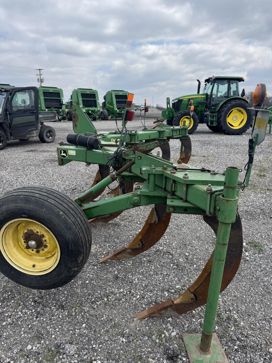 2002 John Deere 915 Image