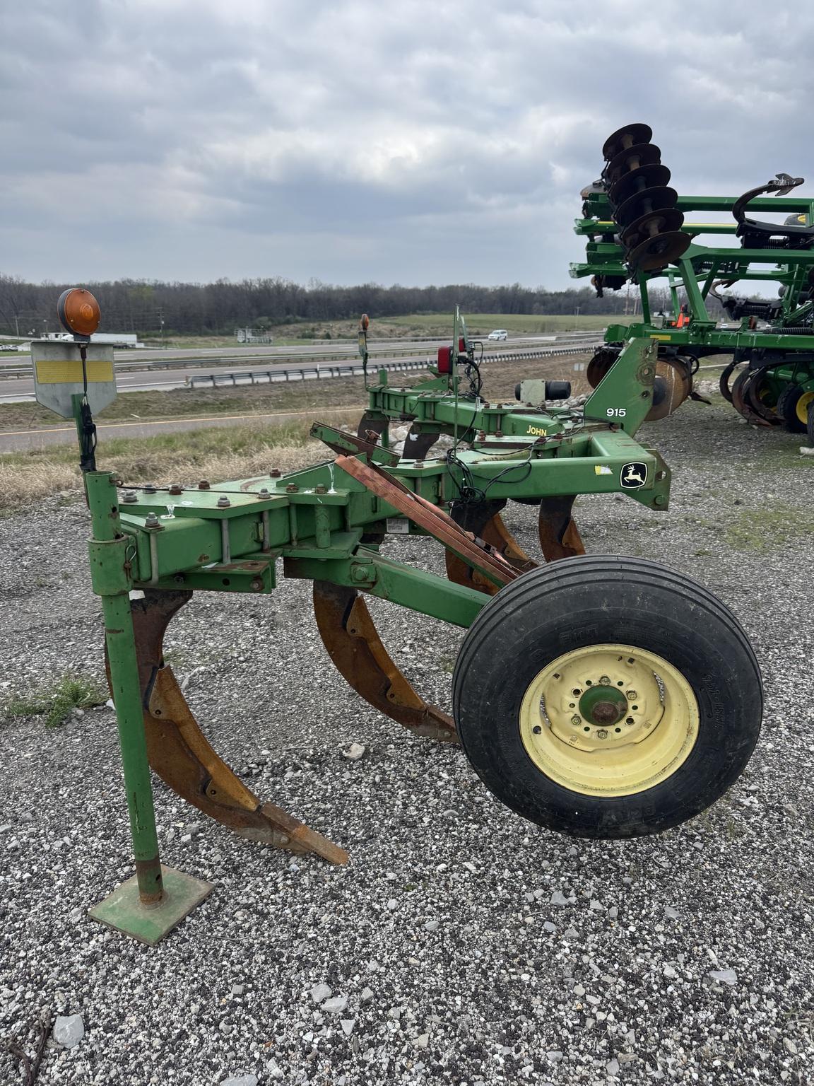 2002 John Deere 915 Image