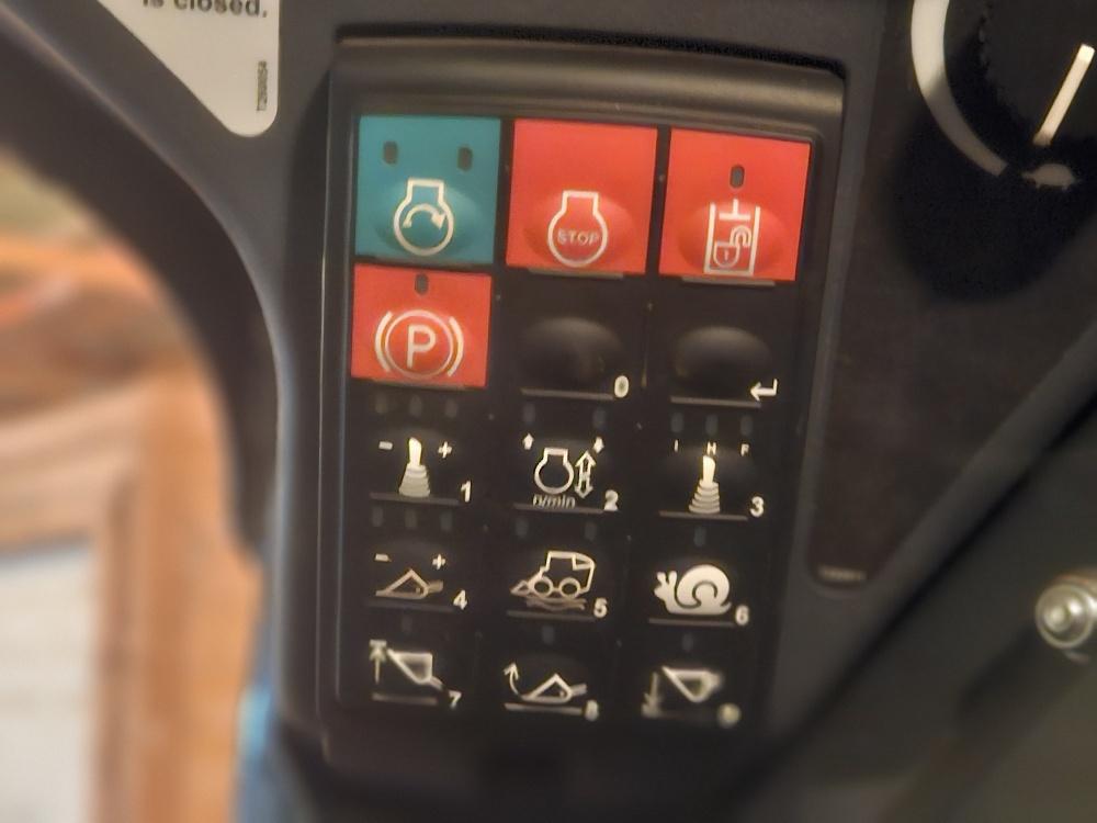 2015 John Deere 319E Image