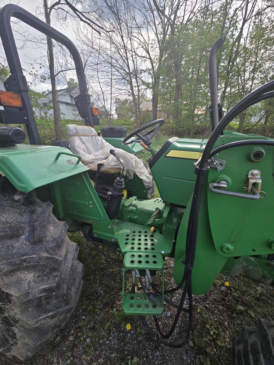 2011 John Deere 5075E Image