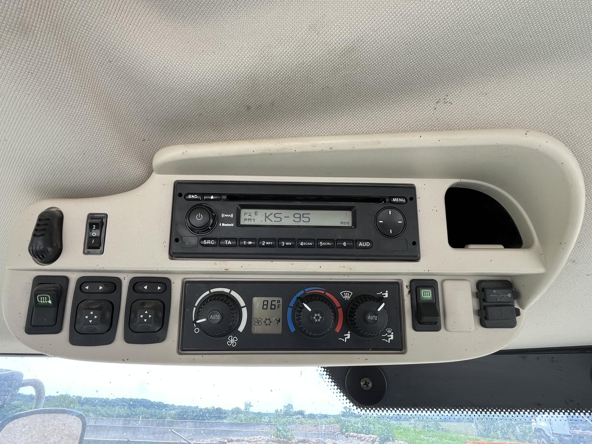 2015 John Deere 6150R Image