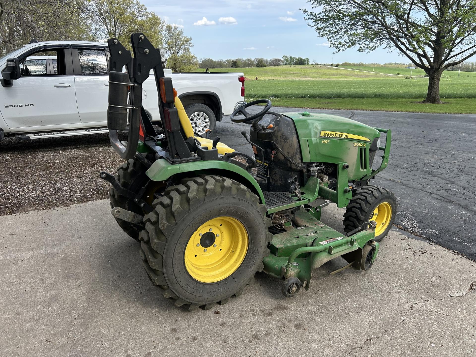 2015 John Deere 2032R Image