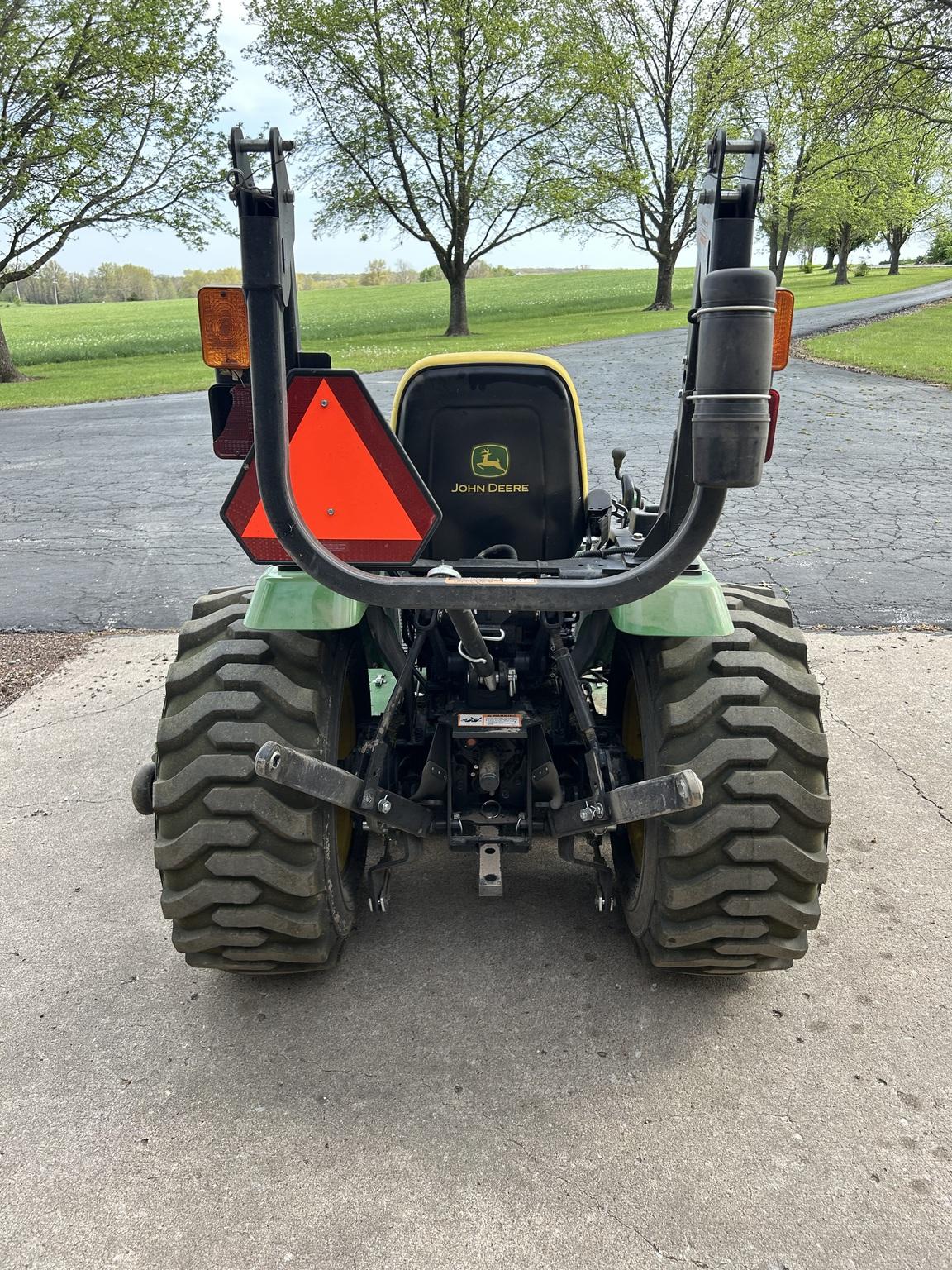 2015 John Deere 2032R Image
