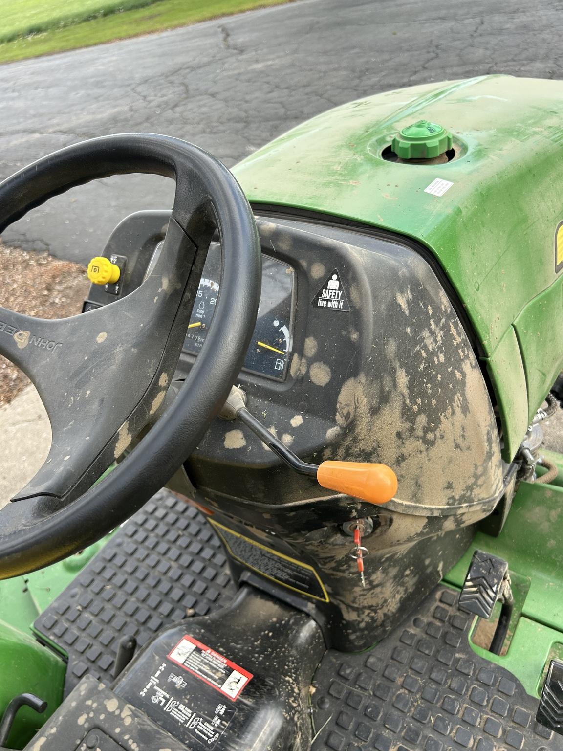 2015 John Deere 2032R Image
