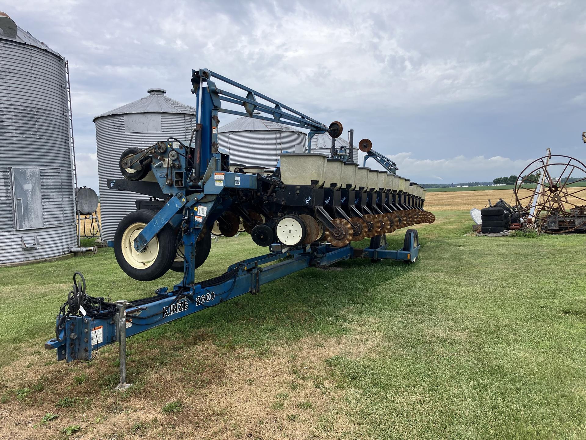 1996 Kinze 2600 Image