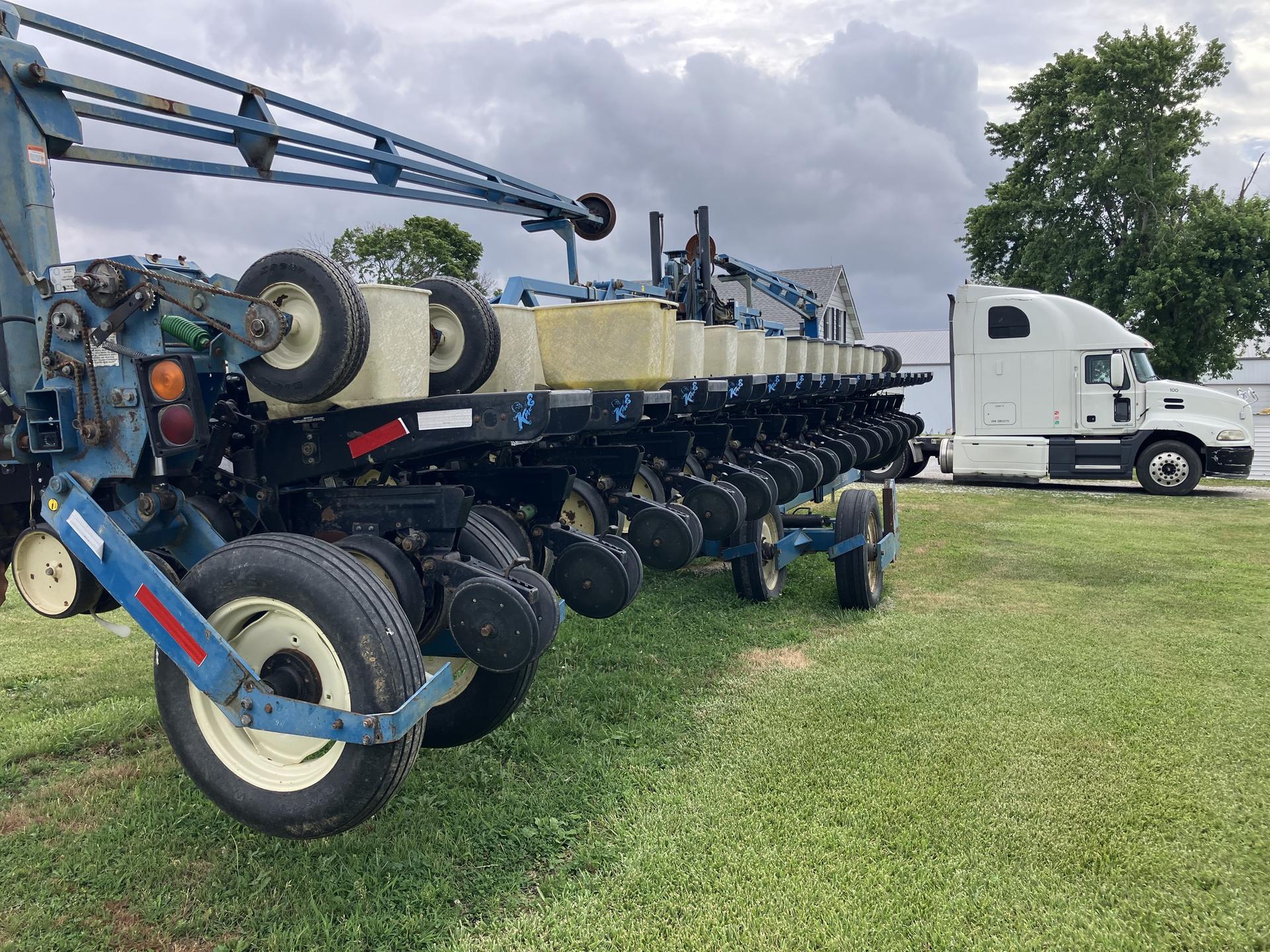 1996 Kinze 2600 Image
