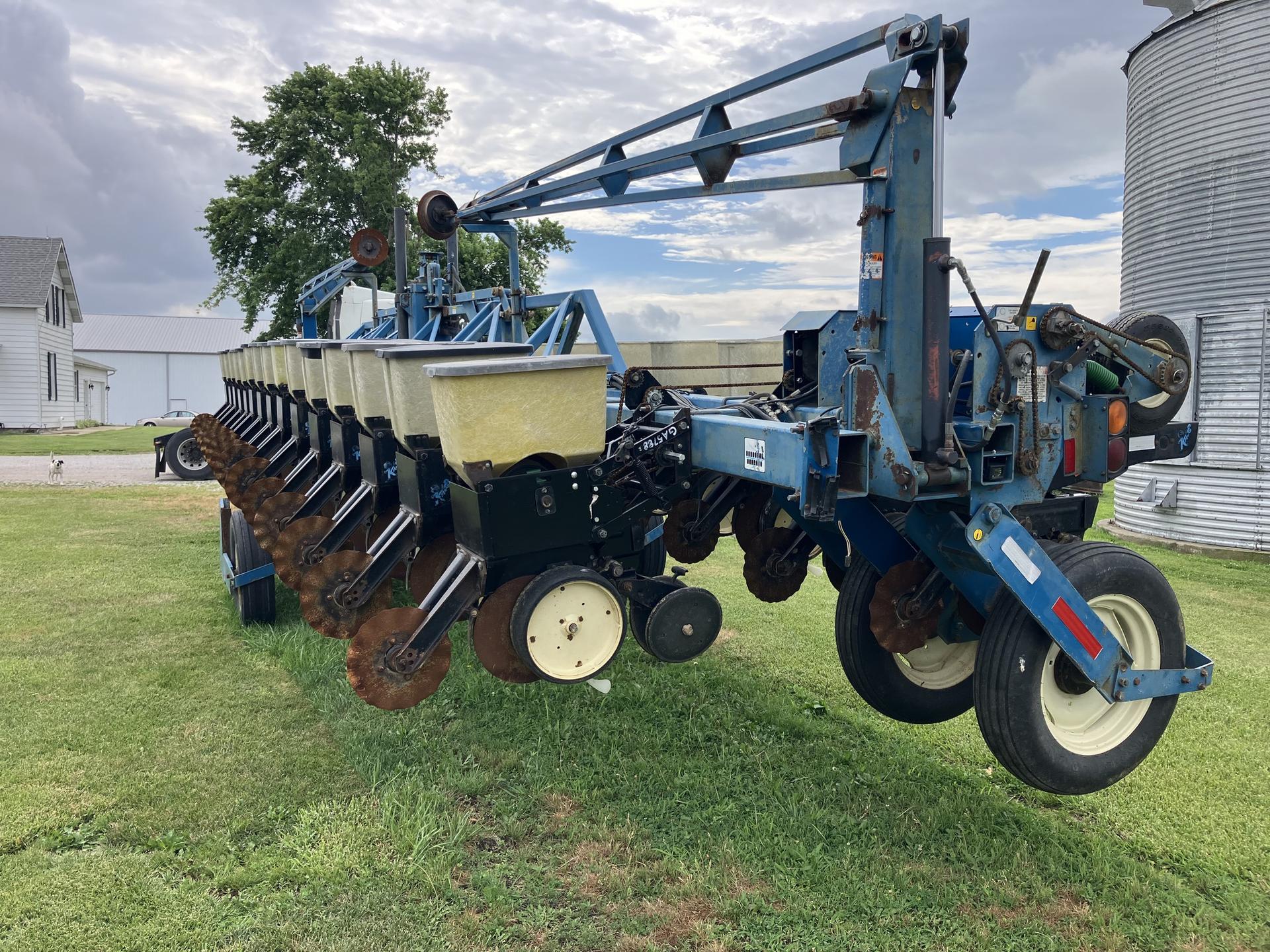 1996 Kinze 2600 Image