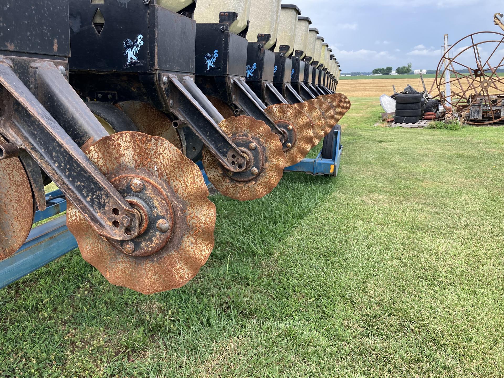 1996 Kinze 2600 Image