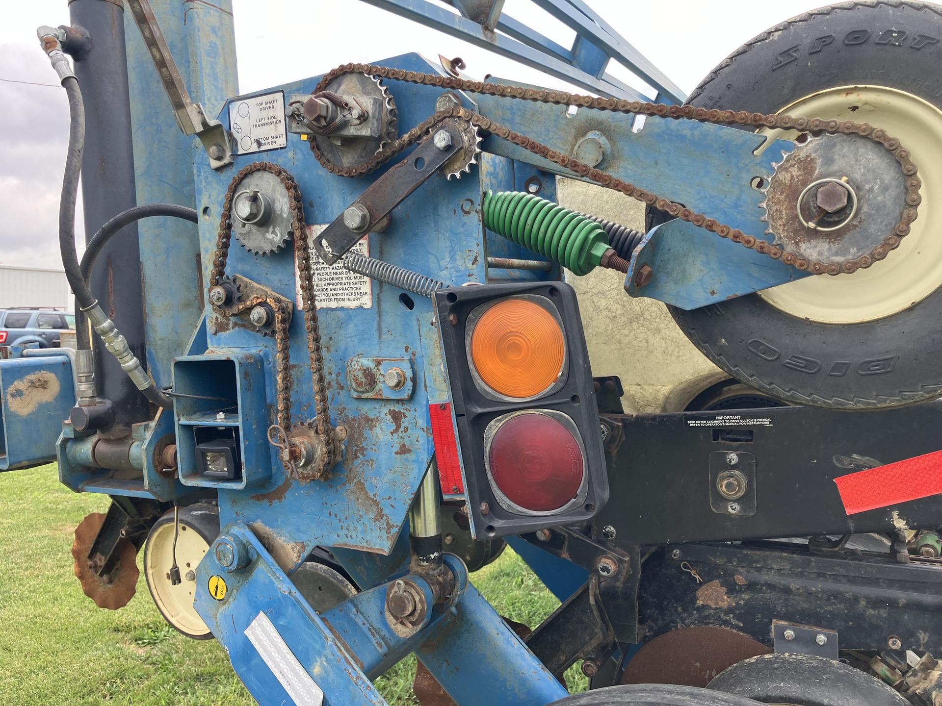 1996 Kinze 2600 Image