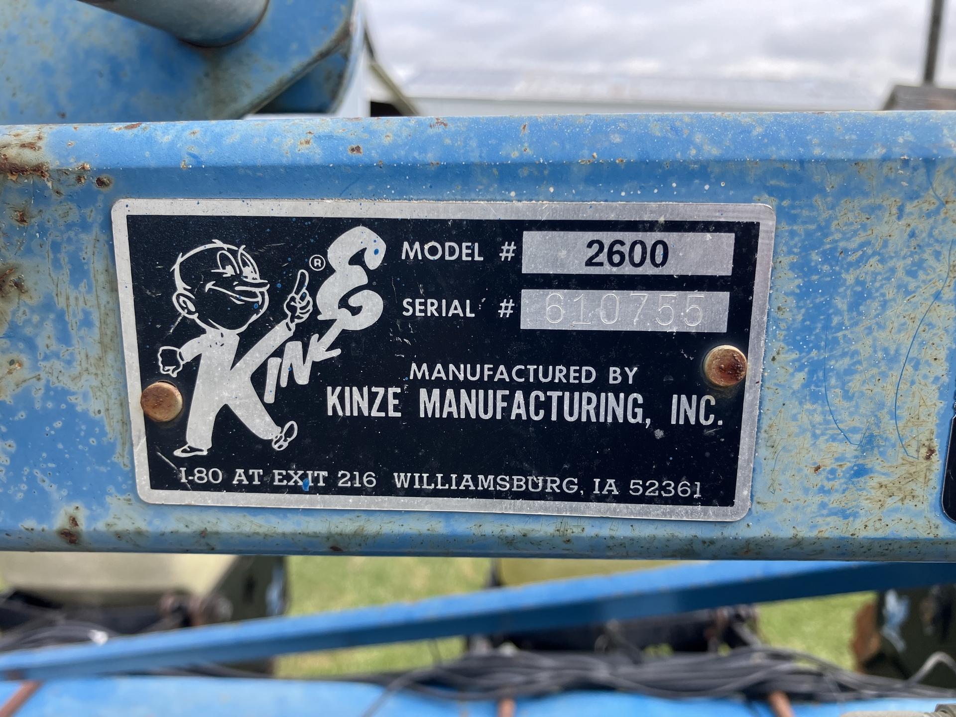 1996 Kinze 2600 Image