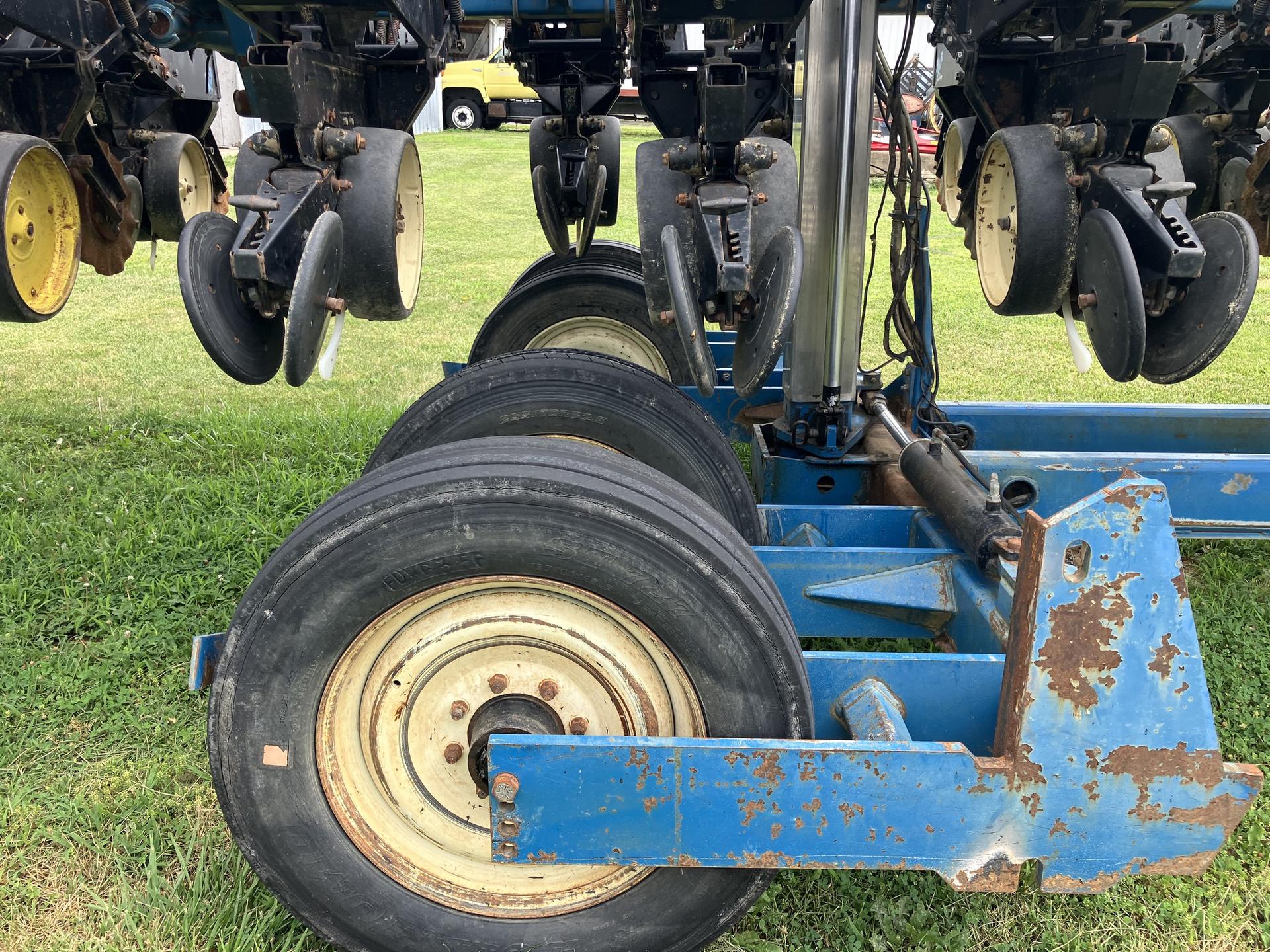 1996 Kinze 2600 Image