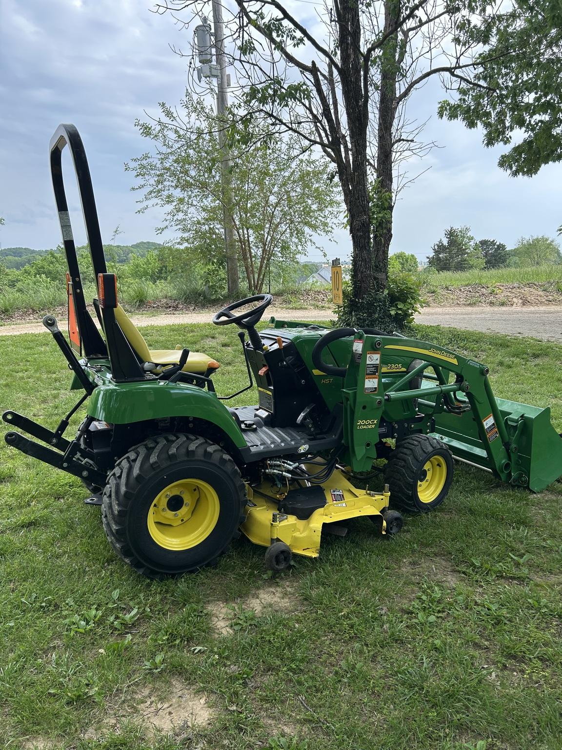 2010 John Deere 2305 Image