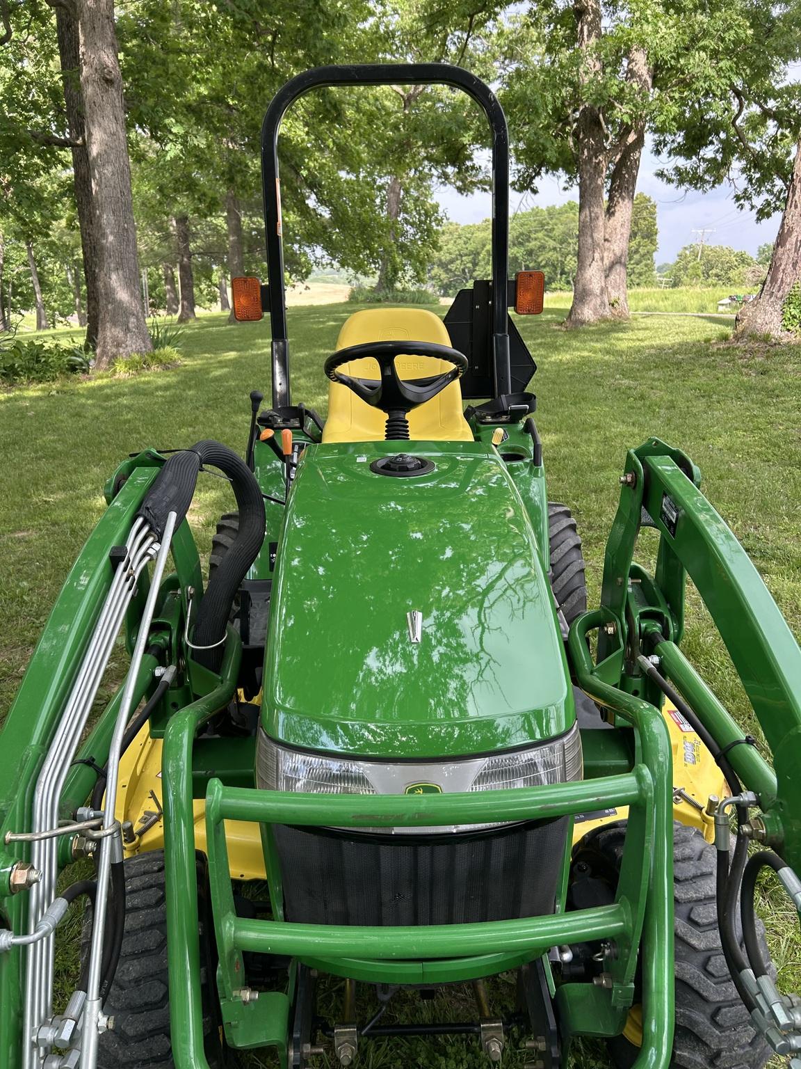2010 John Deere 2305 Image