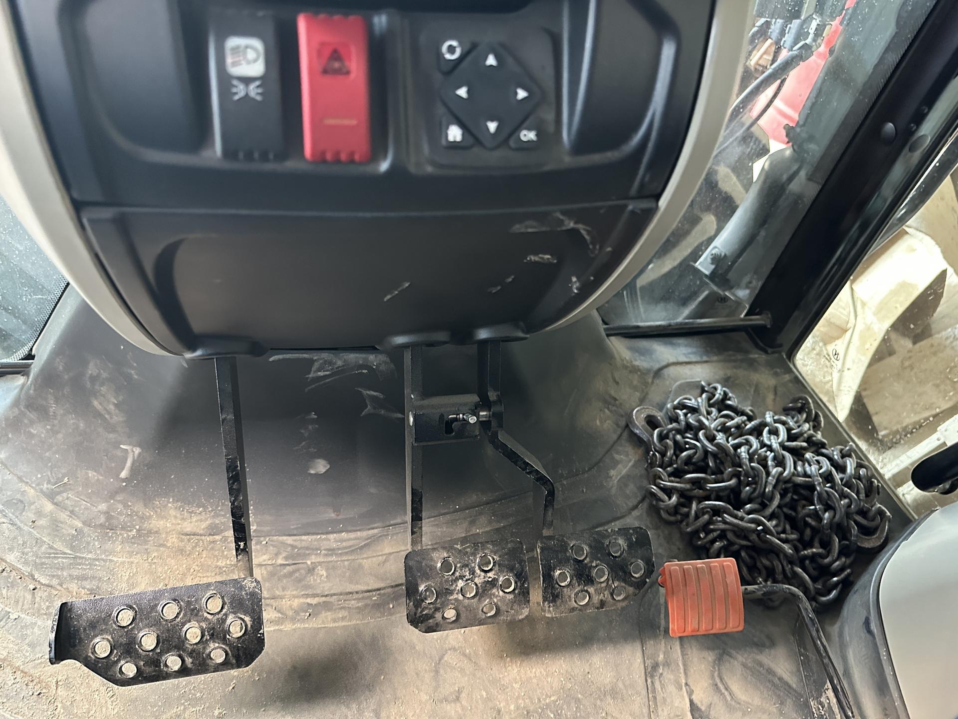 2023 Massey Ferguson 5711 Dyna4 Image