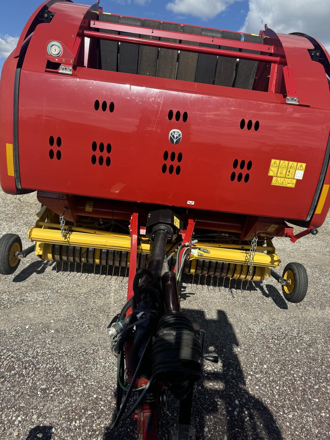 2017 New Holland Rollbelt 560 Image