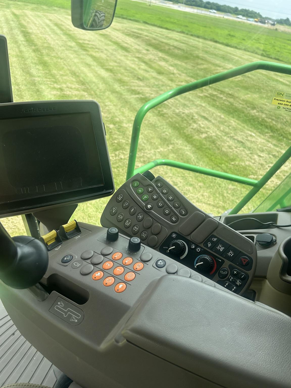 2014 John Deere S680 Image