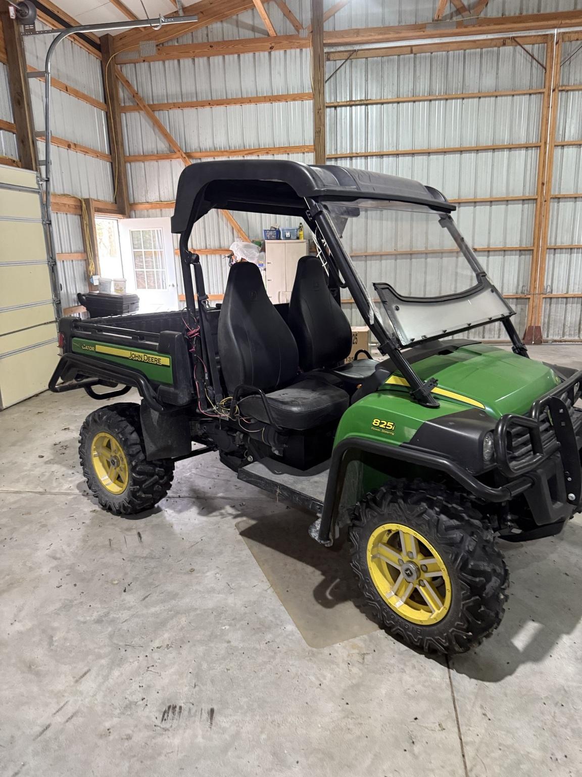2013 John Deere XUV 825I GREEN Image