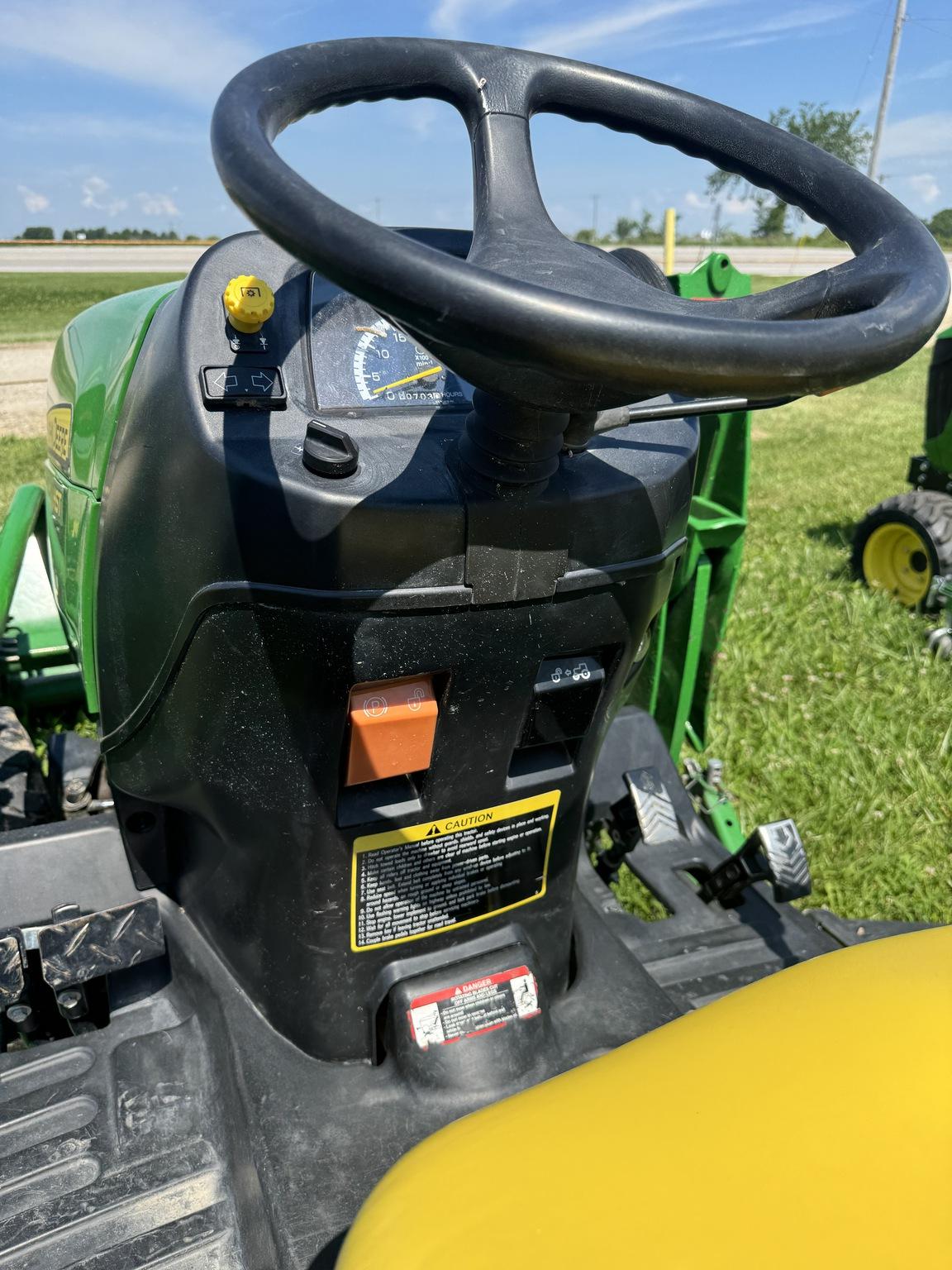 2015 John Deere 2025R Image