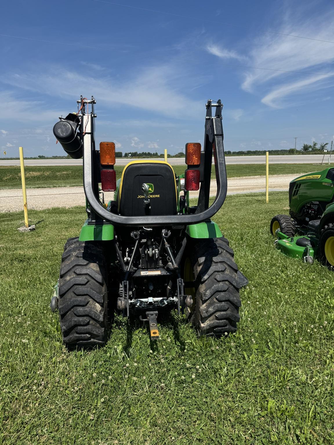 2015 John Deere 2025R Image