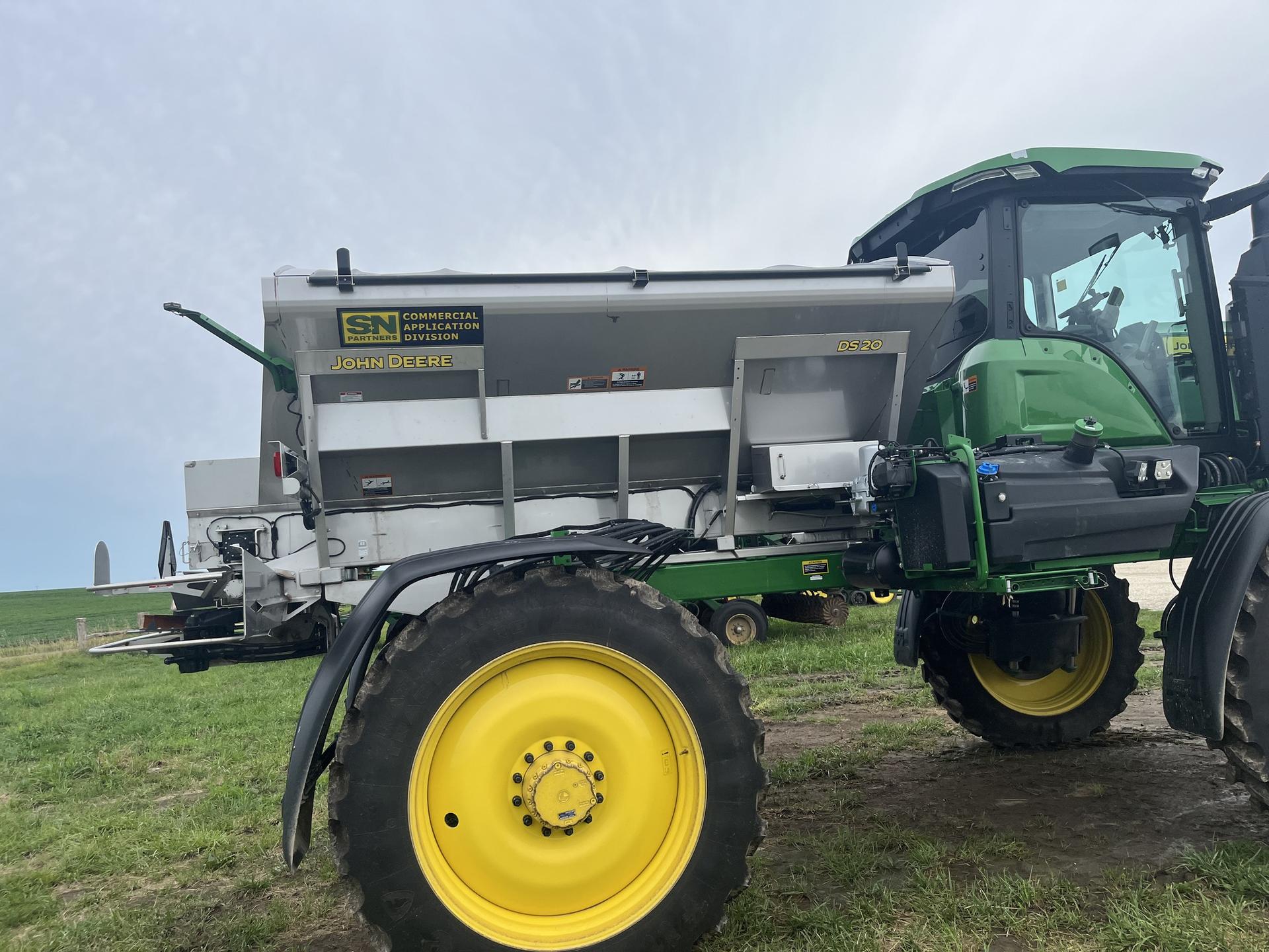 2024 John Deere 400R Image