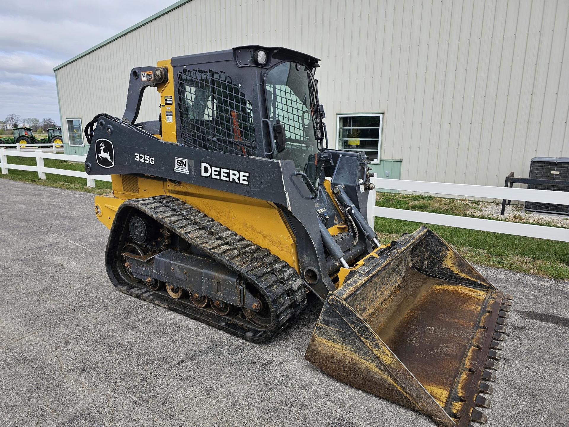 2022 John Deere 325G Image