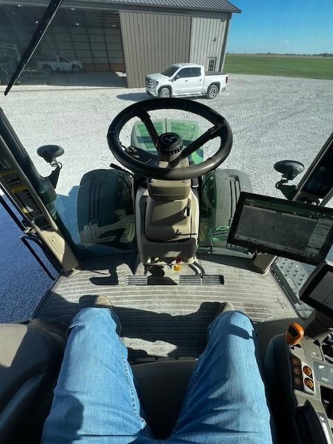 2011 John Deere 7230R Image