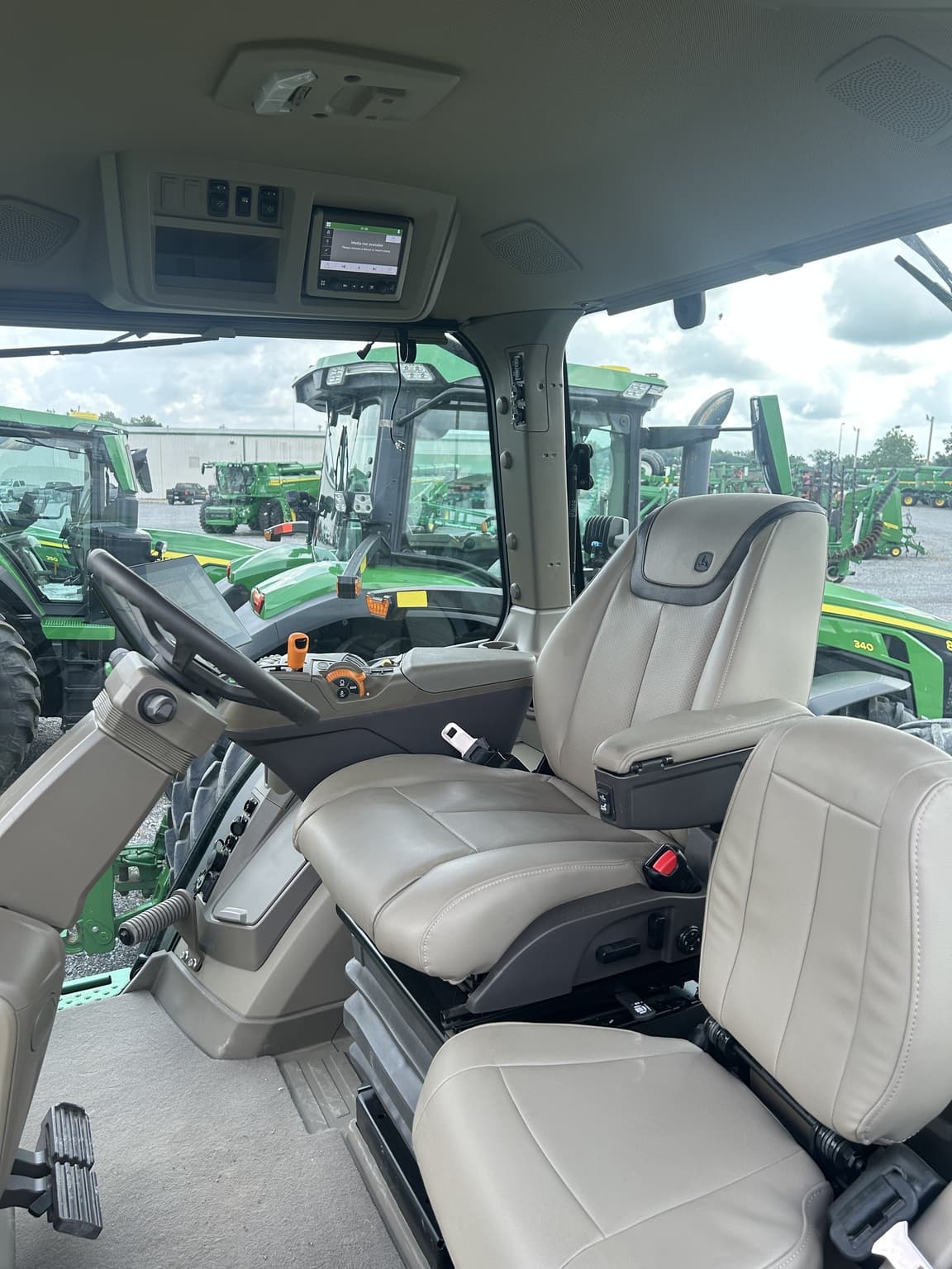 2024 John Deere 8R 250 Image