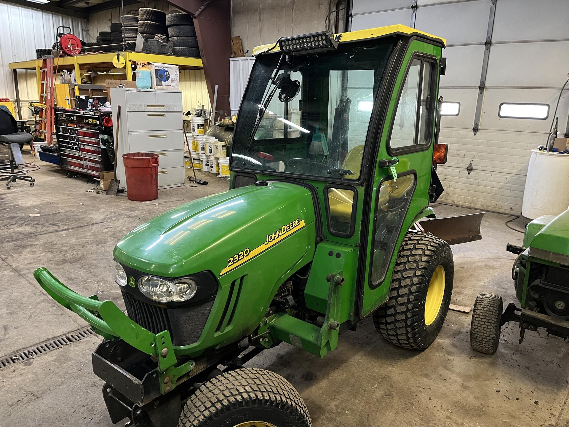 2010 John Deere 2320 Image