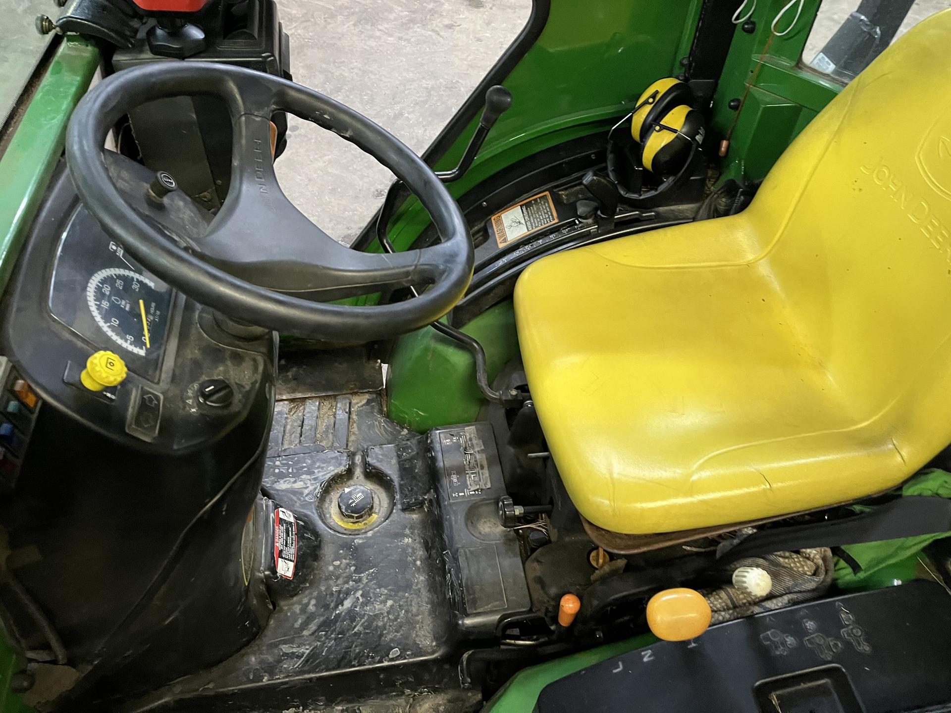 2010 John Deere 2320 Image
