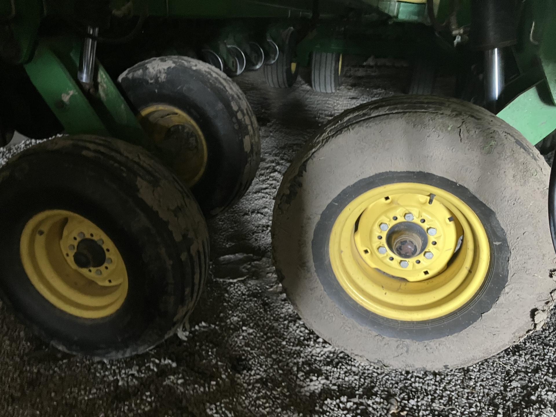 2010 John Deere DB60 Image