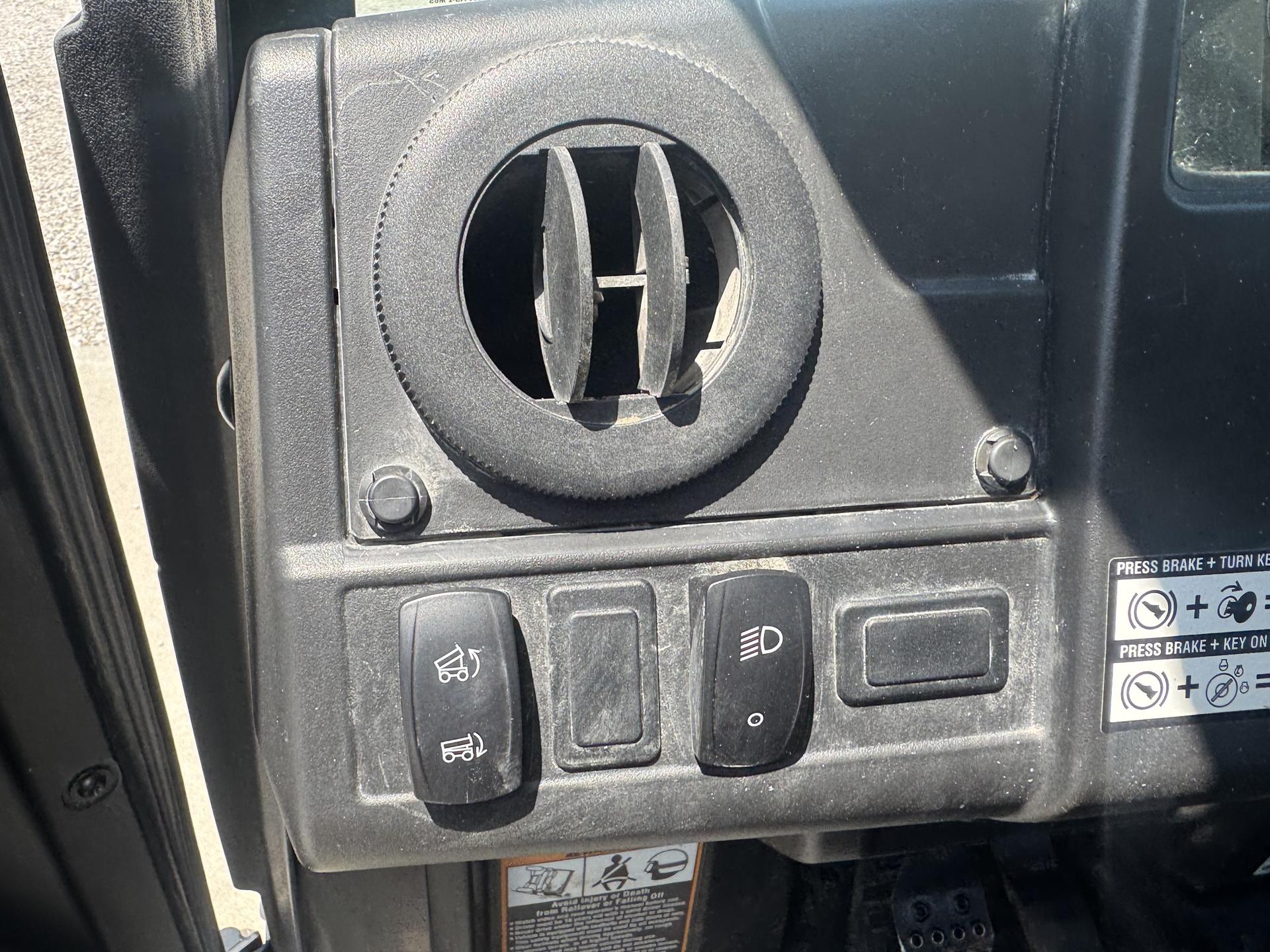 2024 John Deere XUV 835M Image