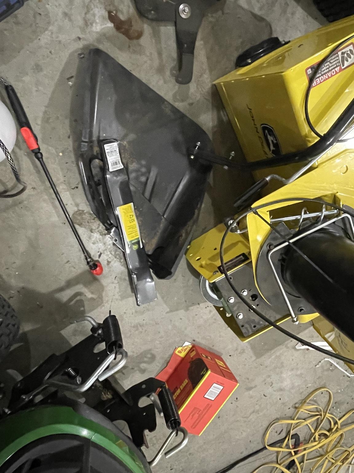 2022 John Deere 44″ SNOWBLOWER Image