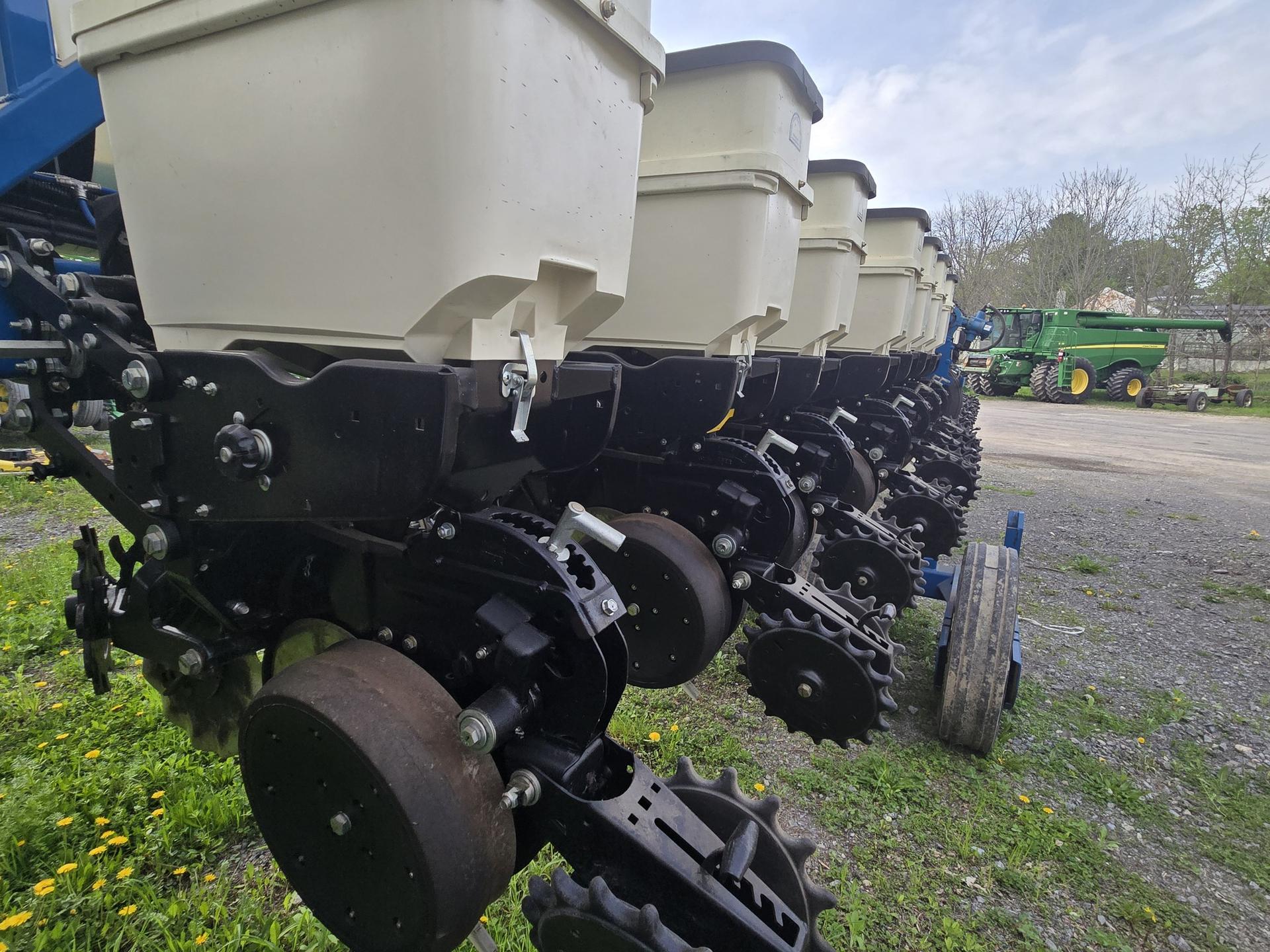 2022 Kinze 3605 Image