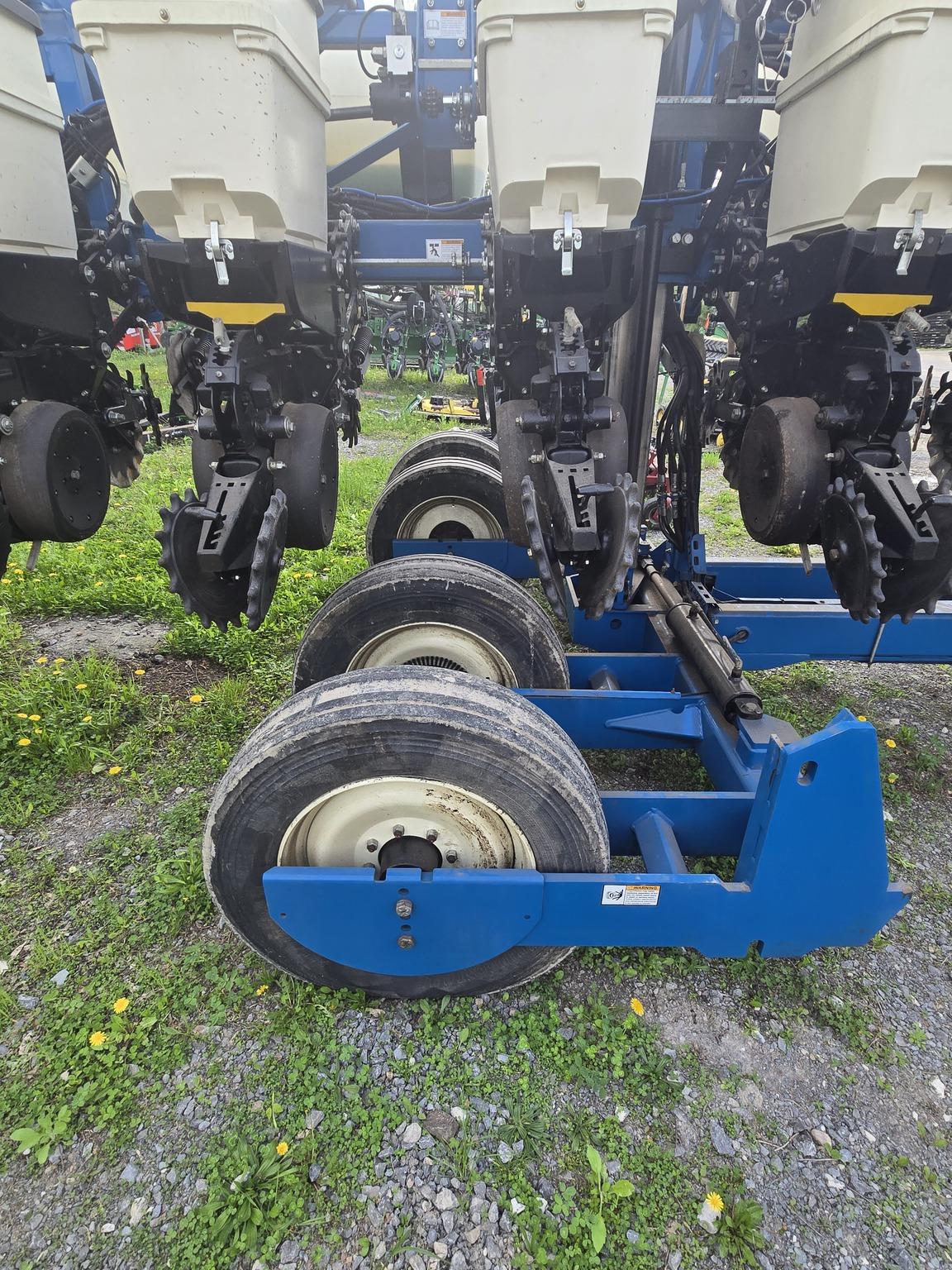 2022 Kinze 3605 Image