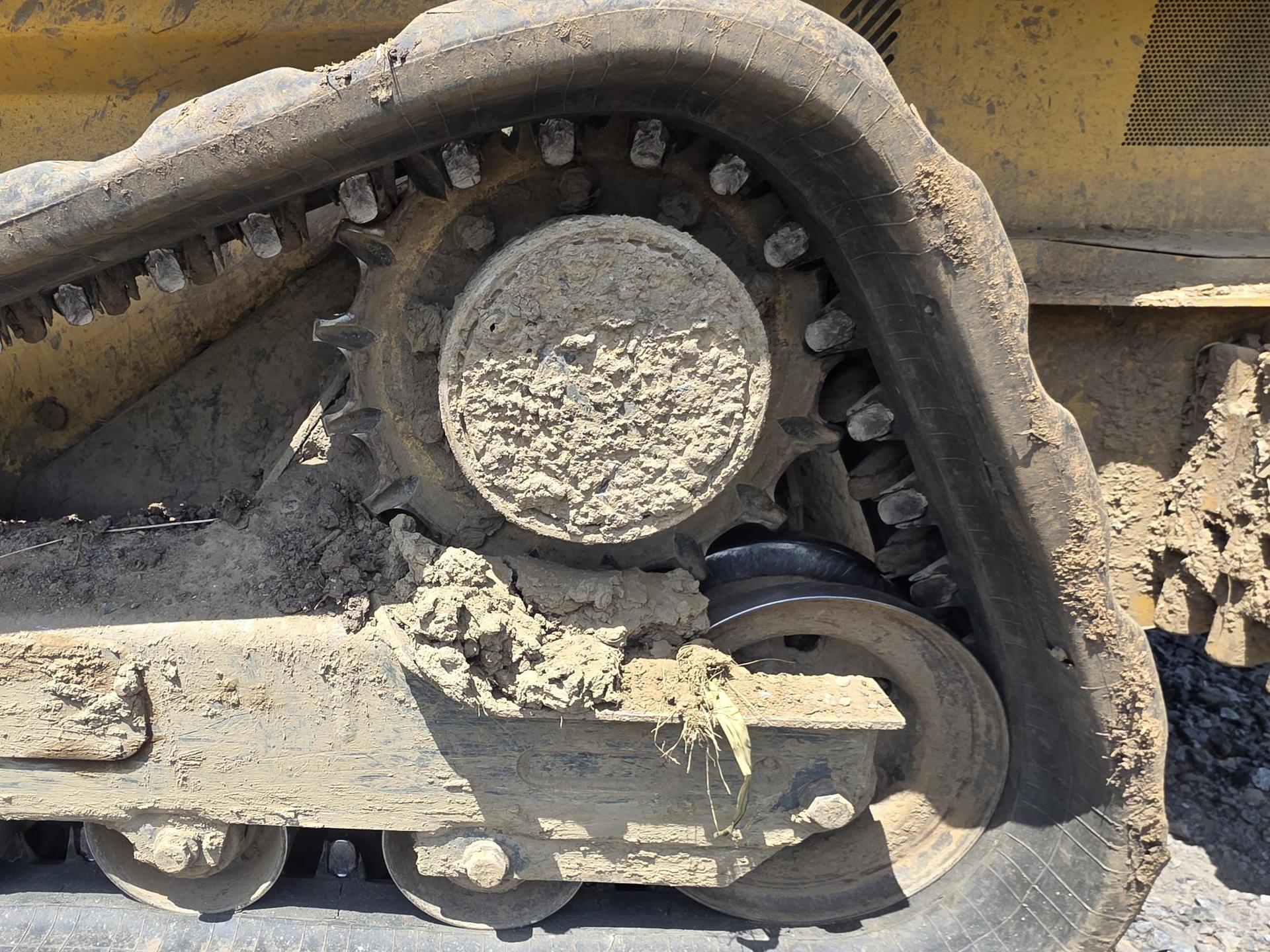 2021 John Deere 325G Image