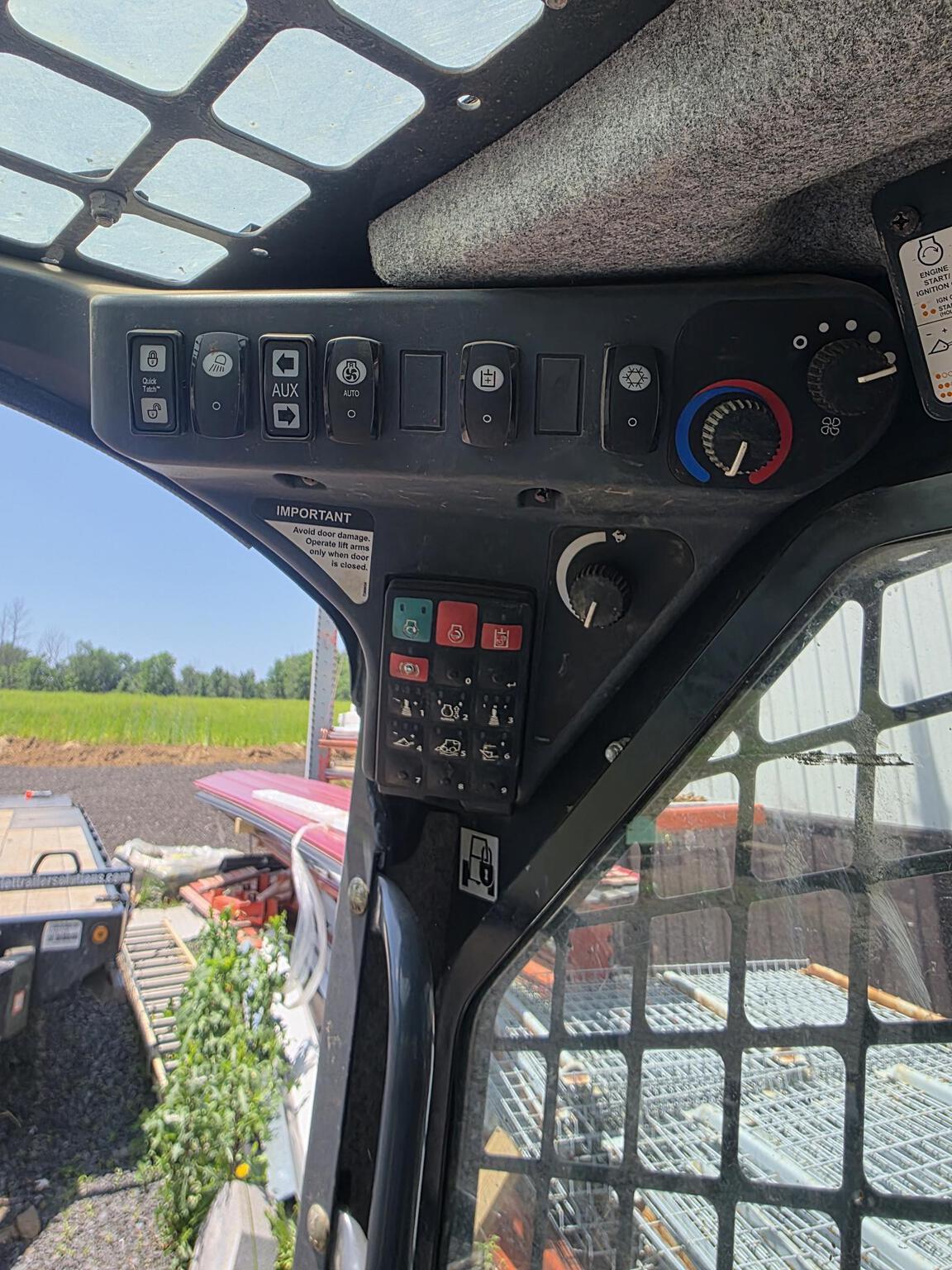 2021 John Deere 325G Image